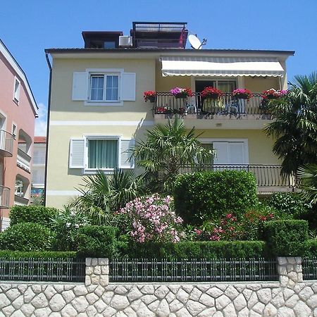 Family Apartments Ankica Crikvenica Bagian luar foto