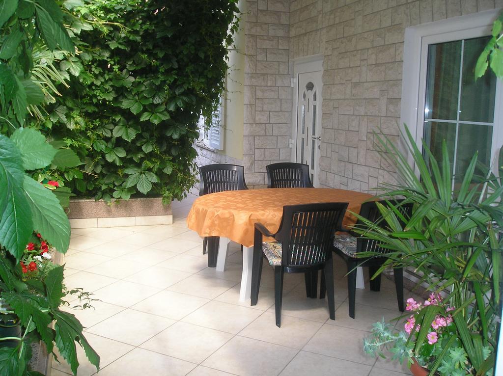 Family Apartments Ankica Crikvenica Bagian luar foto