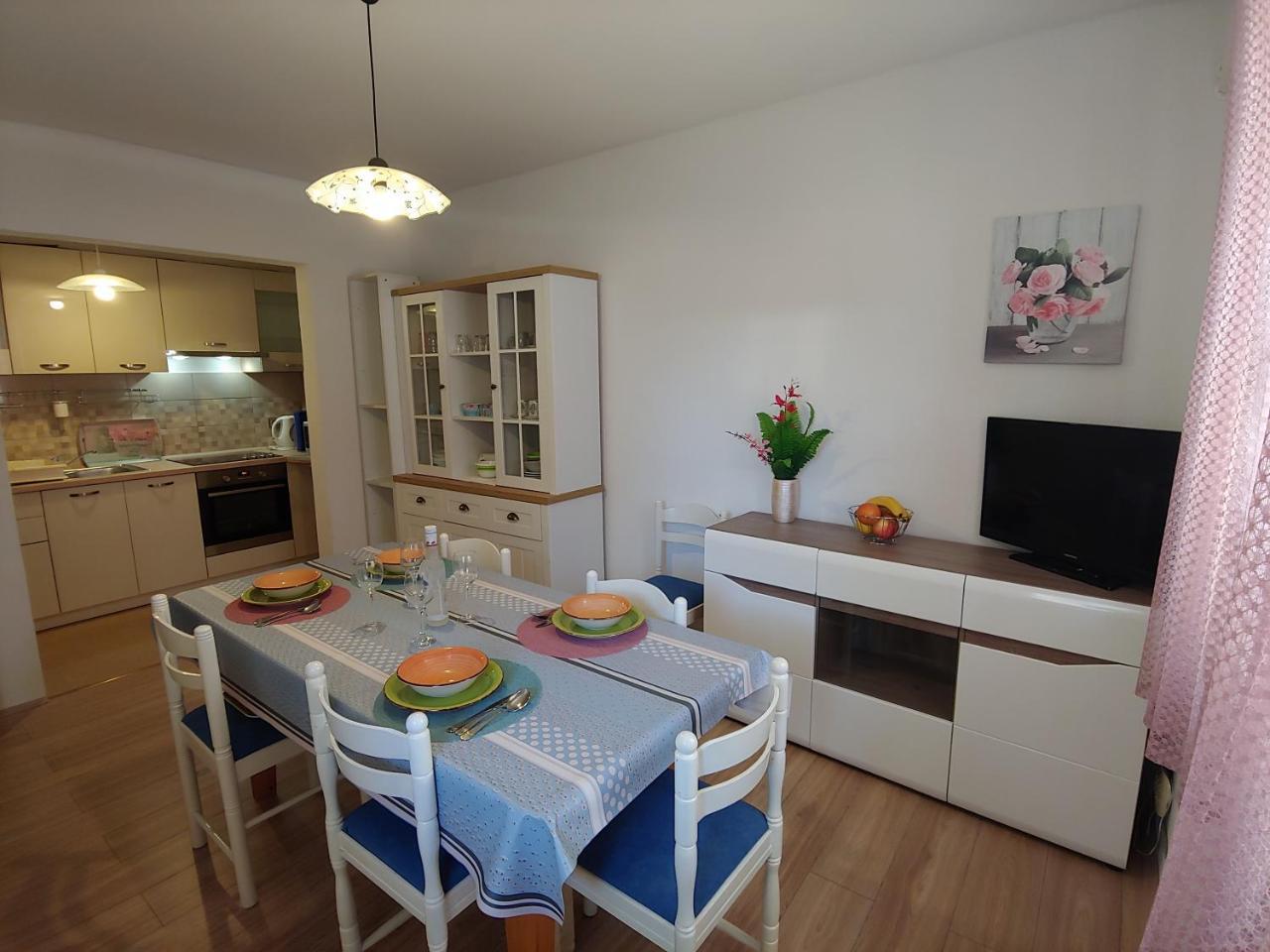 Family Apartments Ankica Crikvenica Bagian luar foto